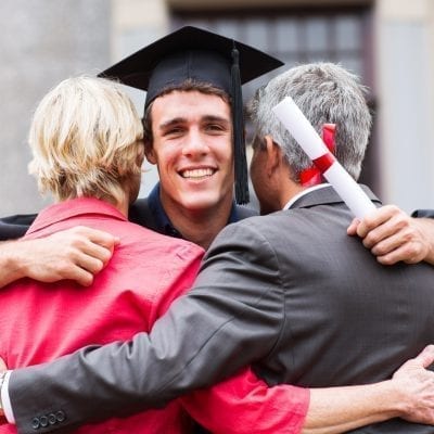 Study overseas Parents info < img src=”Studiare-nel-Regno-Unito.jpg” alt=”handsome young male graduate hugging his parents at graduation">